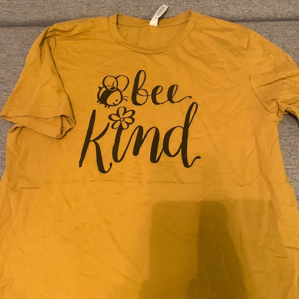 Large Bee Kind T shirt
